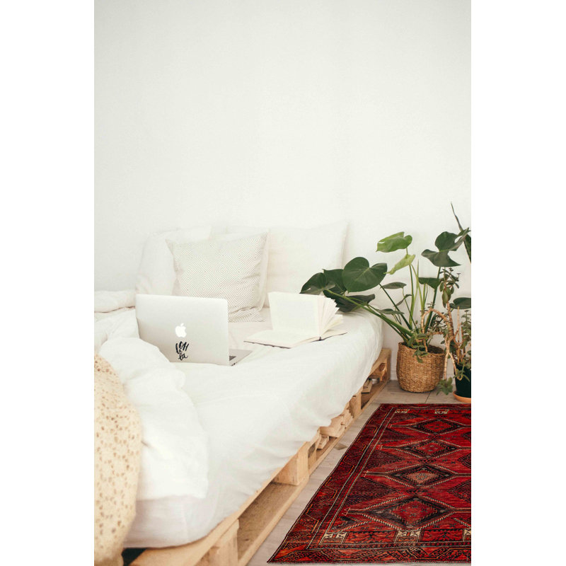 Tapis rouge Baluch 3 pi 3 po x 6 pi 6 po