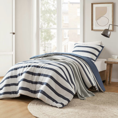 Couette teintée pour lit simple ou simple XL, avec une texture légèrement froissée, offrant une chaleur optimale et un confort de sommeil optimal grâce à sa formule standard 100 % coton. Rayée deux fois sur le bleu, elle procure un confort moderne et un style minimaliste.