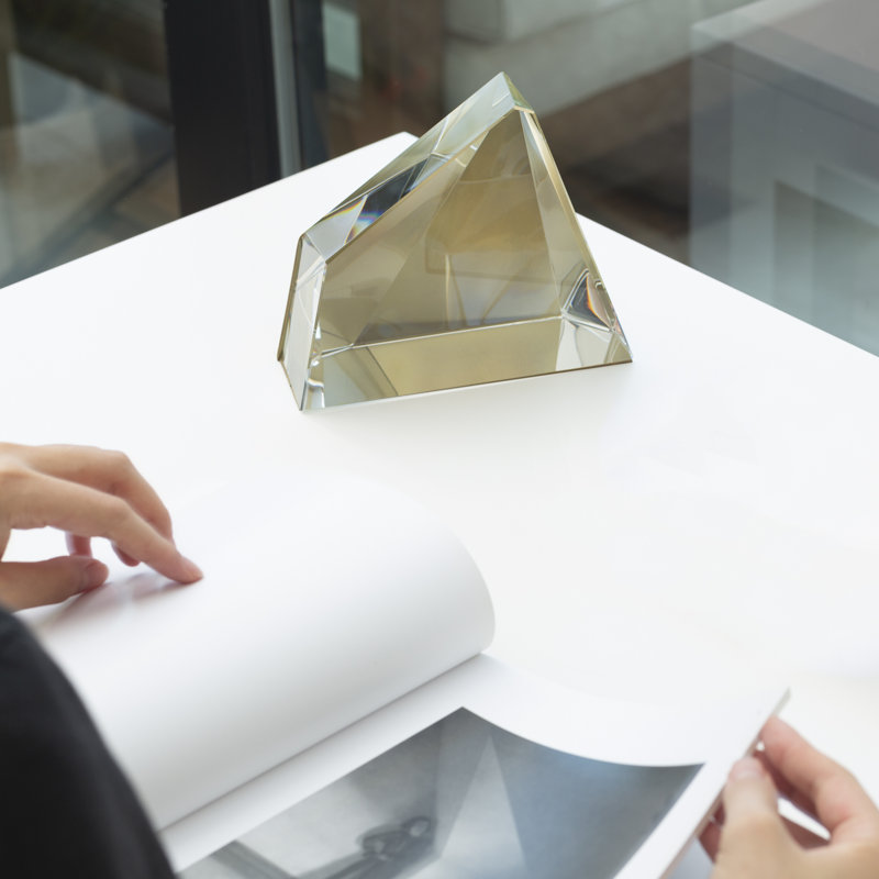 Serre-livres en cristal moderne DAINTE avec détails en laiton | Serre-livres décoratifs robustes pour tablettes et bureau