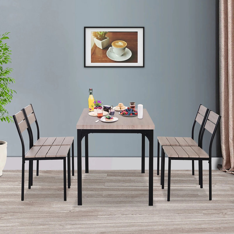 Ensemble repas pour quatre personnes
