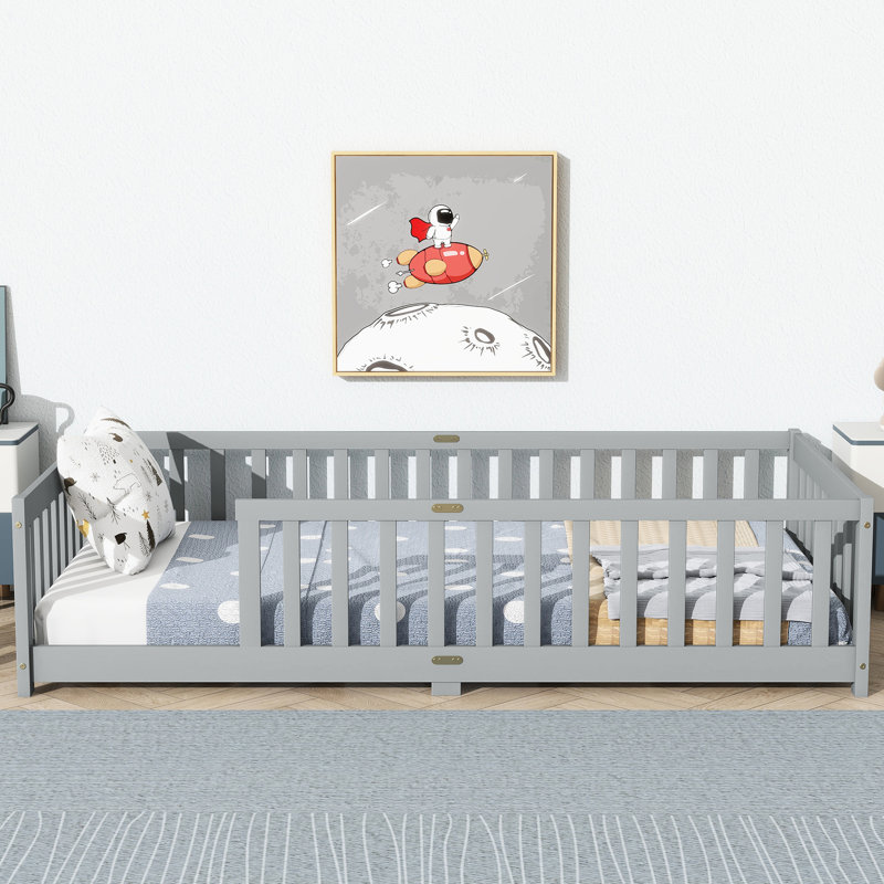 Lit simple au sol gris avec clôture, conception multifonctionnelle pour dormir et apprendre à marcher, installation facile et sommeil explorateur idéal, support de plateforme à 7 lattes