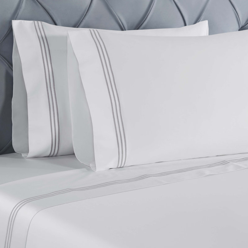 Ensemble de draps en coton Brandon, Ensemble de draps pour grand lit avec 2 taies d'or, Blanc / argent
