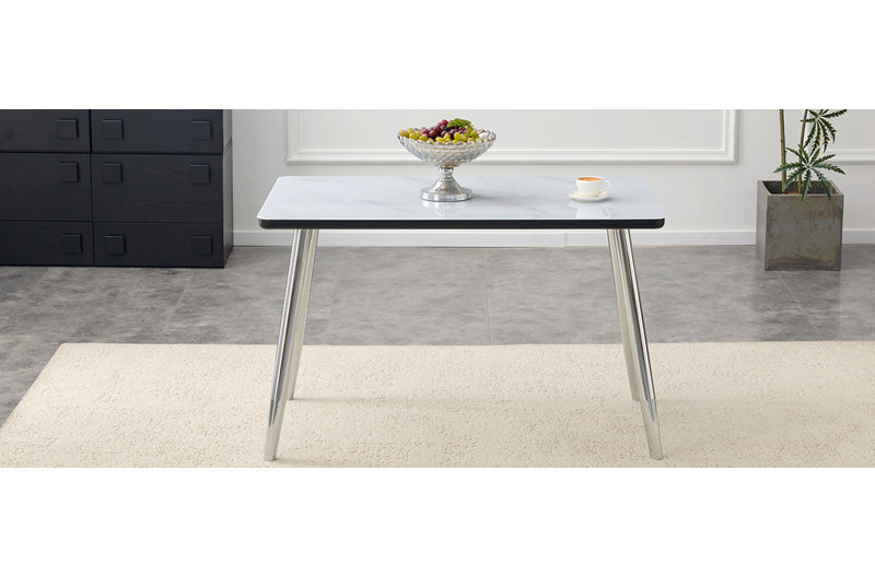 Table de salle à manger rectangulaire moderne et minimaliste, pouvant accueillir de 4 à 6 personnes. Comptoir en verre trempé + panneau de fibres à densité moyenne, texture imitation marbre. Convient aux restaurants minimalistes.