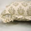 Housse de coussin décoratif à la main Fab divine 18 x 18 po, blanc, imprimé bloc, Neelgagan-121541676