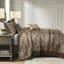 5 couvre-lits - grand. Brun et or. Comprend un couvre-lit, 2 taies décoratives et des coussins décoratifs. Fabriqué avec pour une durabilité de luxe. Affiche des feuilles, des rayures, des motifs. Surpiqûres ornées. Les détails dorés ajoutent de l'élégance.-131451859