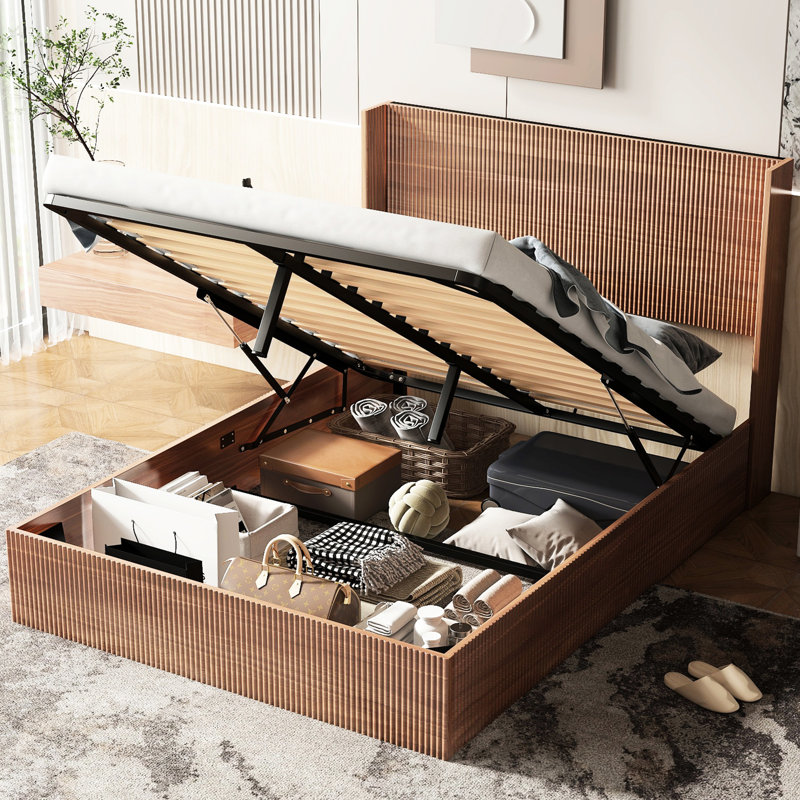 Structure de grand lit avec rangement relevable, bois de pin brun, tête de lit exquise à grain surélevé, connexion en acier inoxydable, peu encombrant dans la chambre à coucher, conception ondulée chic et spacieuse, convient aux petits