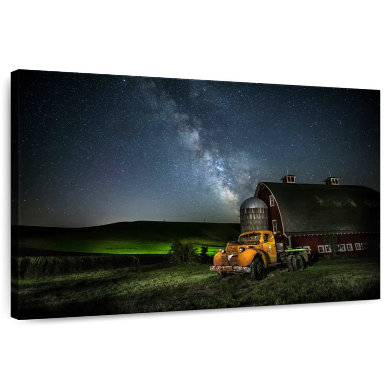 Lilie Red Barn and Tractor Under Milky Way Palouse, H 24 po x l 36 po