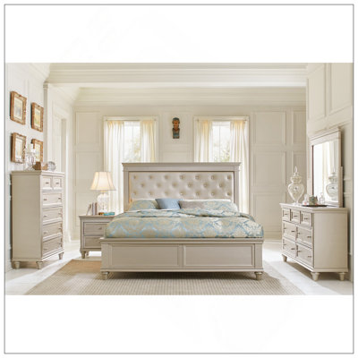 Table de chevet 1 pièce à finition argentée avec façades de tiroirs texturées et boutons polis, parfaite pour les chambres à coucher modernes et traditionnelles.