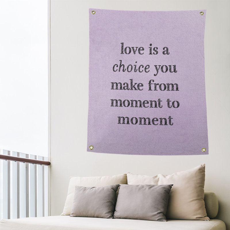 Tapisserie de polyester, l’amour d’écriture est un choix de citation, H 36 po x l 26 po, Mauve / Noir