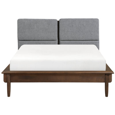 Grand lit plateforme en esthétique Mid-Century moderne, finition noyer, tête de lit en tissu texturé et lattes ajoutées, lit de finition de conception de décoration de chambre à coucher, toutes les pièces incluses, décoration