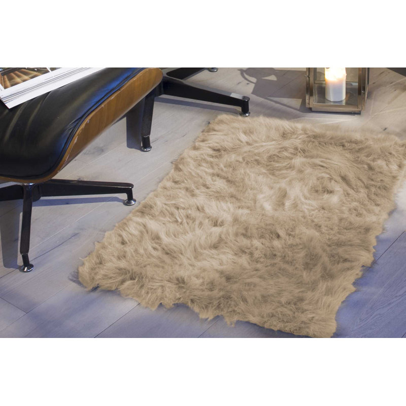 Tapis brun clair en peau de mouton à poils longs fabriqué à la main Flint