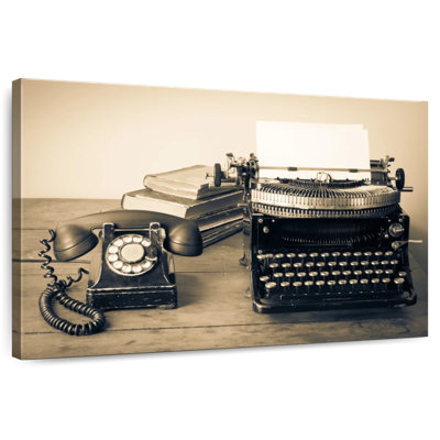 Machine à écrire rétro Alcaraz et téléphone