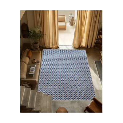 Tapis bleu délavé à motif géométrique mixte