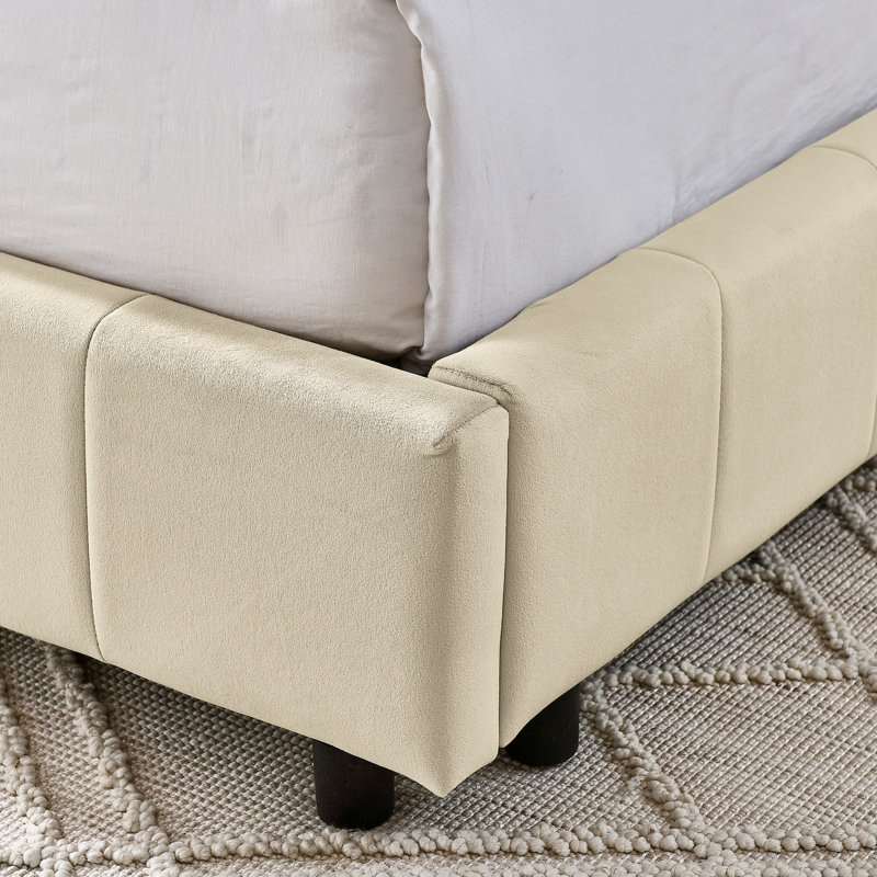 Lit double tapissier beige avec et pour une chambre à coucher gracieuse, Beige