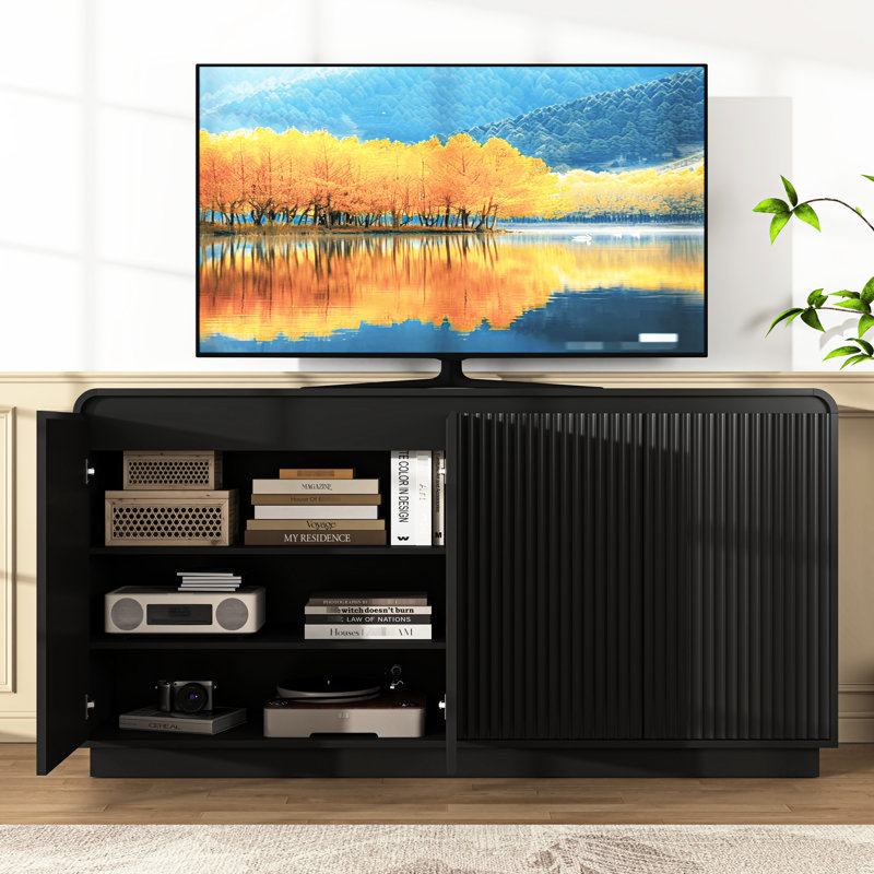 Meuble audio-vidéo cannelé noir à 4 portes avec prise de courant, conception sans poignée, 3 espaces de rangement réglables pour les salons média Wave