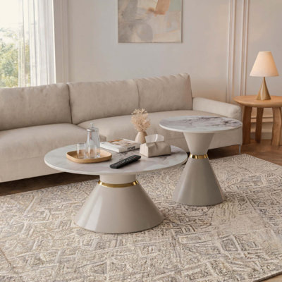 Ensemble de 2 tables basses gigognes rondes, plateau en pierre frittée, pied central et anneau décoratif, tables d'appoint modernes et luxueuses pour salon ou petit espace.