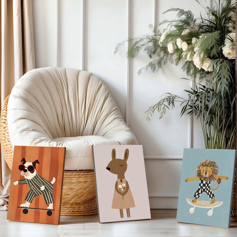 Ensemble de 3 affiches encadrées, comprenant des toiles représentant d'adorables animaux : un bouledogue stylé avec des lunettes de soleil, un lapin doux avec des fleurs et un lion cool sur un skateboard. Décoration moderne pour chambre d'enfant ou de bébé. Illustrations ludiques pour la maison.