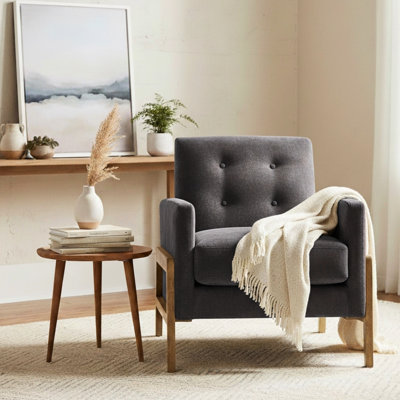 Chaise d'appoint à dossier en gris foncé, capitonnage à boutons décoratifs, accoudoirs carrés pour un style contemporain épuré, siège à ressorts hélicoïdaux, patins en plastique, utilisation idéale dans une chambre ou un bureau, assemblage requis