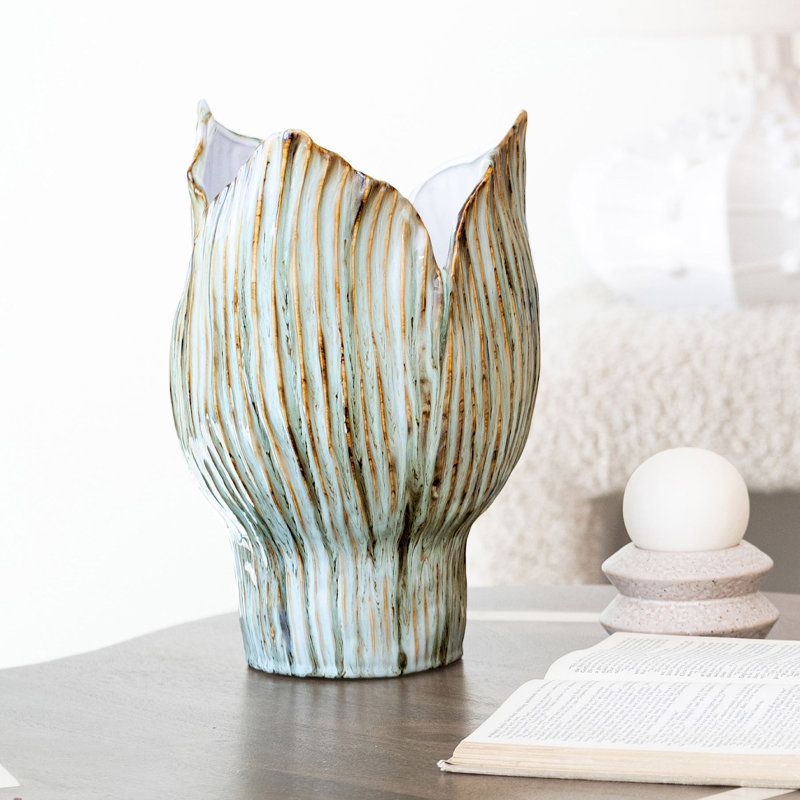 Vase en grès sculpté plissé avec glacis réactif