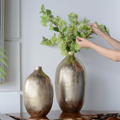 Vase moderne en aluminium 8,5 x 8,5 x 18,5 pouces avec des rayures dorées élégantes pour la décoration intérieure