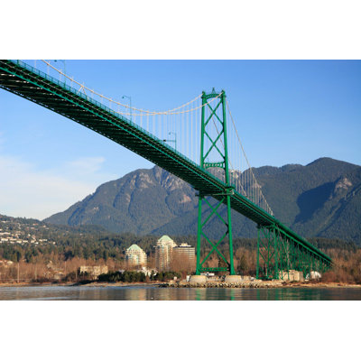 Lions Gate Bridge Over Water Against A Mountain Range - photographie sur toile tendue