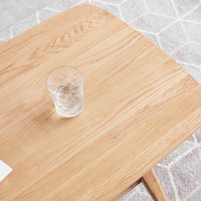 Table basse en chêne massif avec coins arrondis d'une largeur de 19,45 po et d'une profondeur de 31,4 po, idéale pour un espace de vie principal