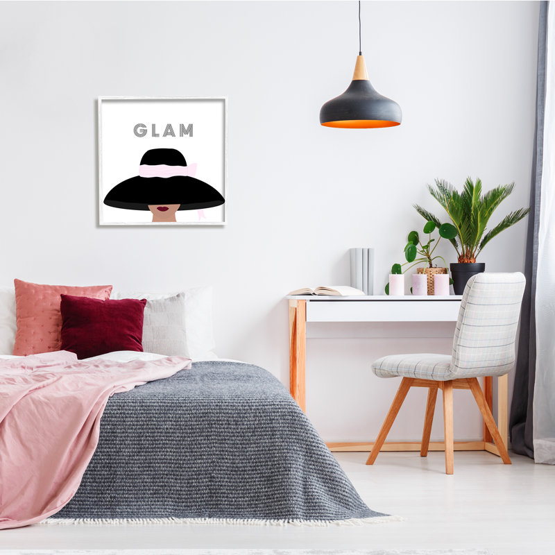 «Glam Text Fashionista» par Ashley Singleton - impression, H 24 po x l 24 po x P 1,5 po, Giclée encadrée blanc bord de mer