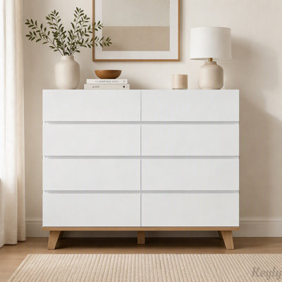 Commode haute blanche à 8 tiroirs avec pattes en bois naturel