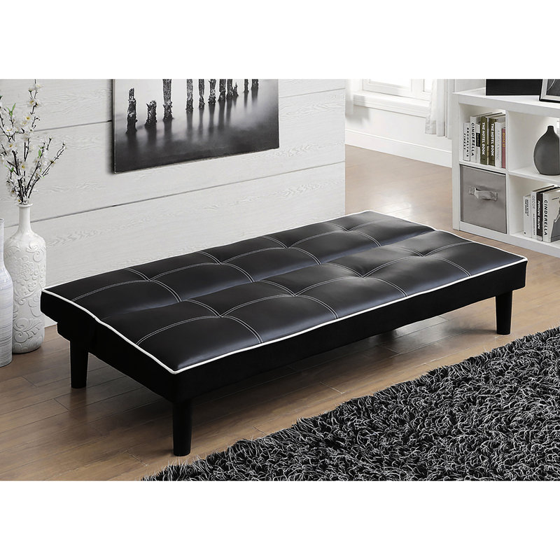Lit rembourré sans accoudoirs noir avec passepoil contrasté, dossier rabattable à plat, cadre séché au four et pieds fuselés confortables pour un usage familial.