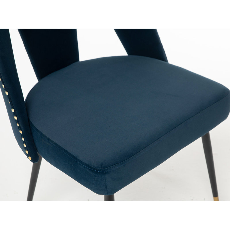 Chaise de salle à manger en velours bleu avec pieds en métal noir et détails cloutés, Bleu