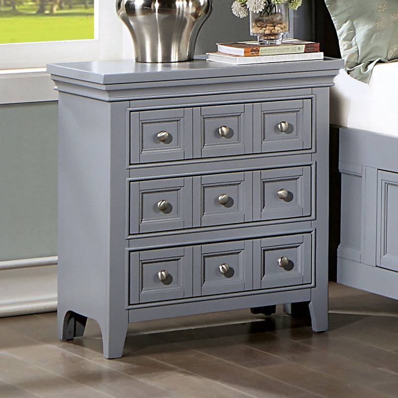 Table de chevet en bois massif de style transitionnel avec 3 tiroirs et boutons ronds, parfaite pour un rangement élégant dans la chambre à coucher