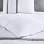 Édredon 8 pièces pour très grand lit - détails brodés avec literie blanche et grise