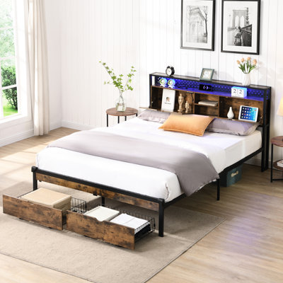 Lit plateforme en métal avec tête de lit en bois et prise de charge, rangement à 2 tiroirs, lumières DEL, pas de sommier, tâche d'assemblage sans effort. : Lit, tête de lit, structure de travail pleine grandeur avec charge,