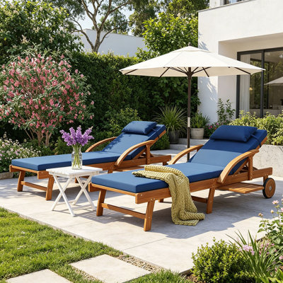 Ensemble de 2 chaises longues d'extérieur de 77,5 po, structure en bois d'acacia, dossier et repose-pieds réglables et rembourrés, appui-tête et plateau latéral rétractable, parfait pour la terrasse, la piscine, le jardin, la plage