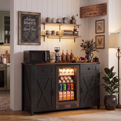 Meuble de 135 cm réfrigéré de style rustique avec prise électrique, meuble-bar à café avec rangement, mini-réfrigérateur/cave à vin avec 2 portes et 2 tiroirs, buffet avec portes coulissantes de style grange pour salon, cuisine, noir