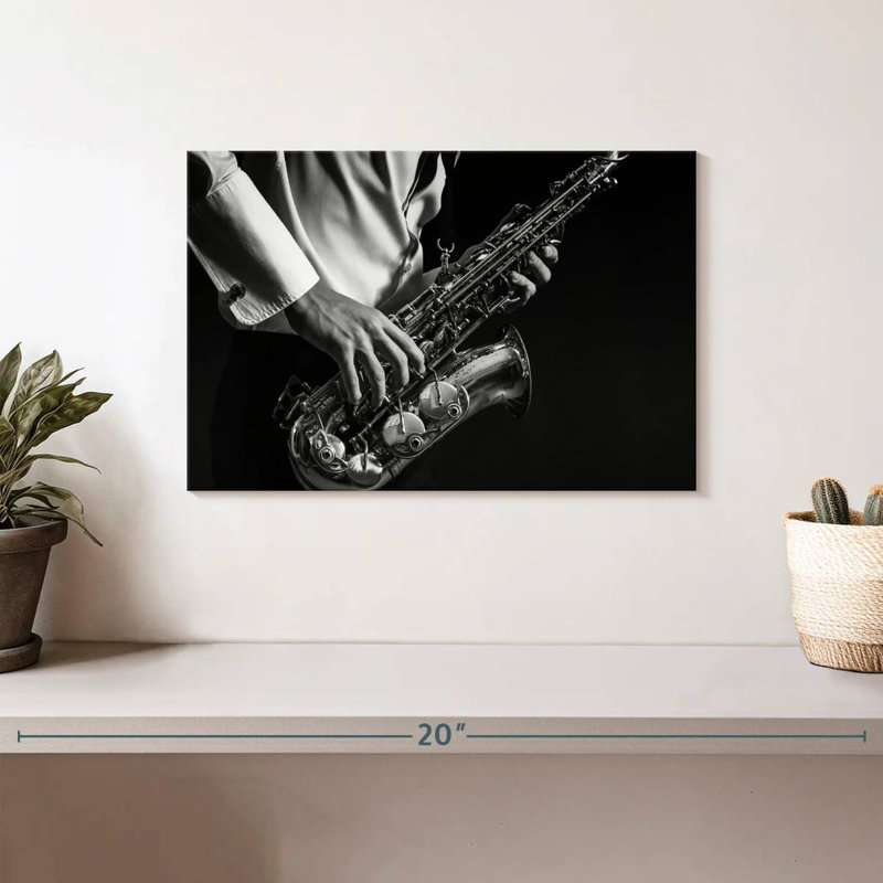 Abarca jouant du saxophone, H 8 po x l 12 po