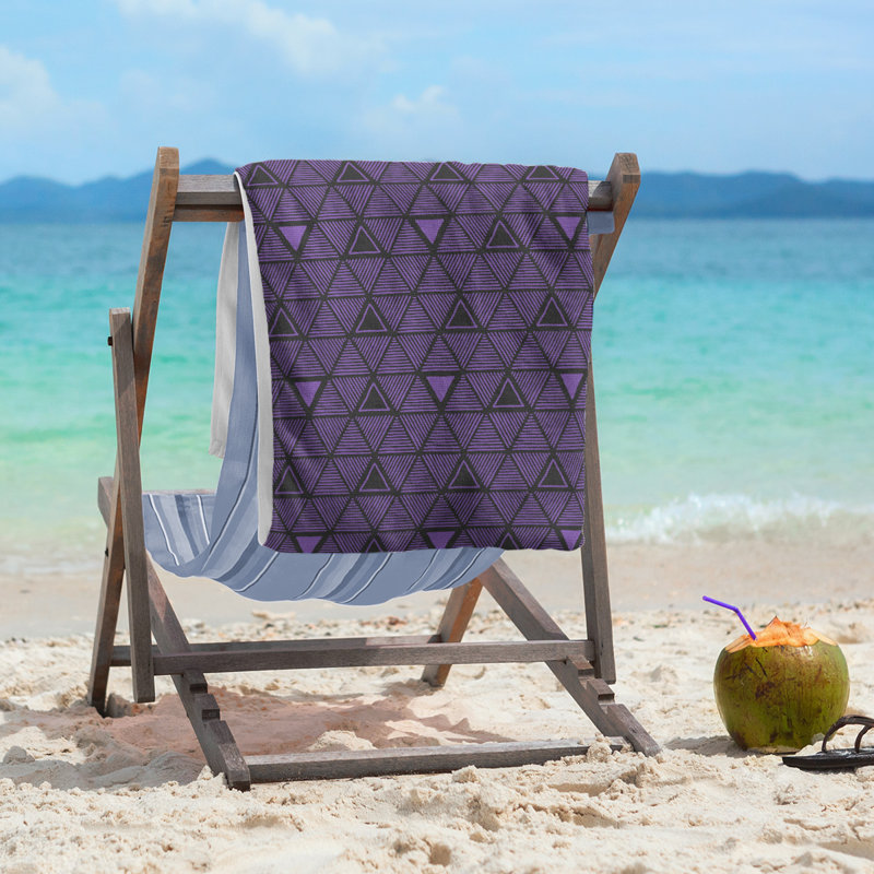Serviette de plage classique à motif de triangles dessinés à la main, Mauve / Noir