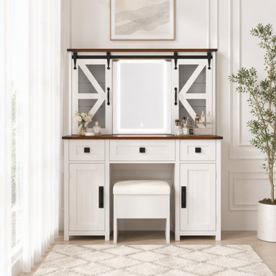 Coiffeuse de style champêtre avec porte de grange coulissante et station de recharge