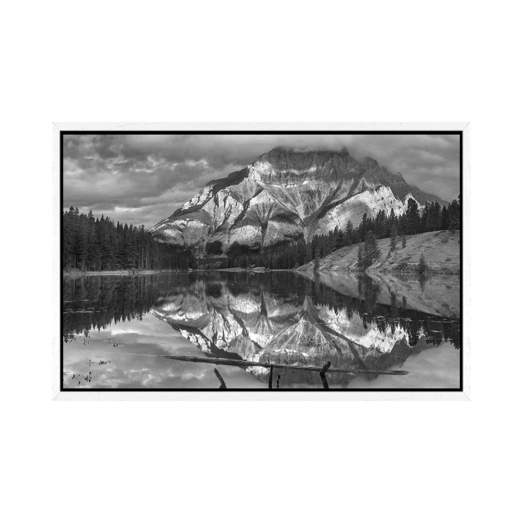 Cascade Mountain und Johnson Lake, Banff National Park, Alberta, Kanada von Tim Fitzharris - Galerie-verpackte Leinwand ...