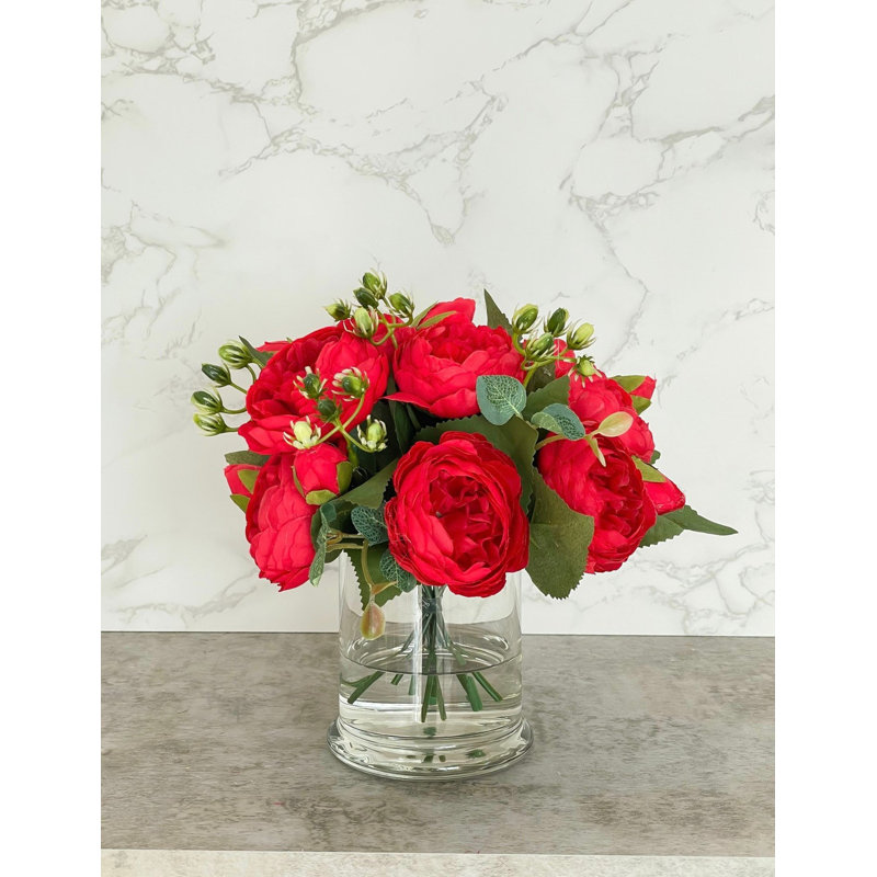 Arrangement de pivoines rouges en soie dans un vase en verre