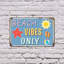Enseigne en plastique de style rétro Beach Vibes Only (paquet de 2) 8 po x 12 po