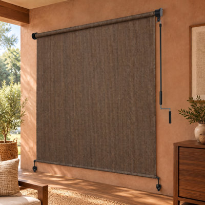 Store enrouleur extérieur Mocha 8' L x 8' H en PEHD respirant 220 g/m², avec réglage d'enroulement par manivelle pour une utilisation sur porche, pergola ou balcon.
