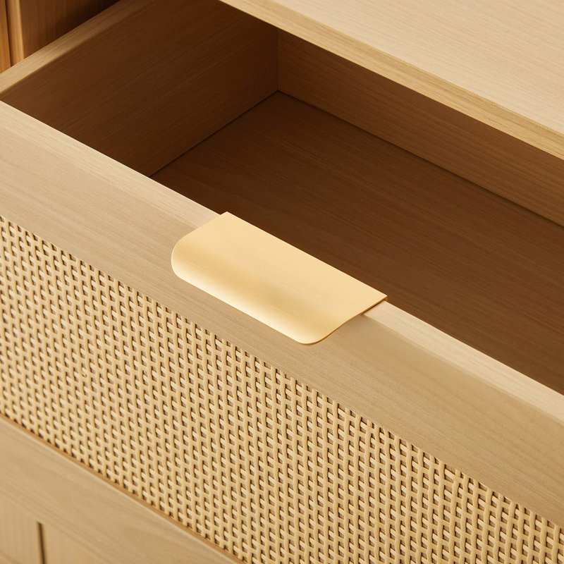 Commode à tiroirs en rotin naturel avec poignées en métal et pieds en bois