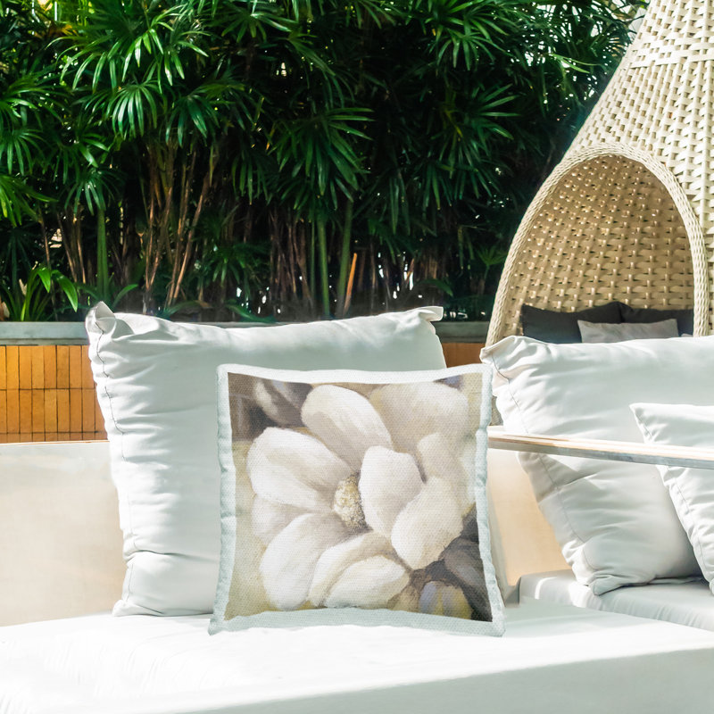 Coussin extérieur imprimé "Magnolia Flower Petals" par Lanie Loreth