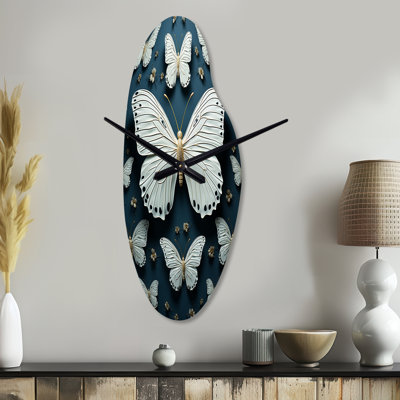 Papillon blanc avec ailes flottantes et papillons blancs - grande forme d'horloge murale blanche - forme unique