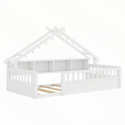 Lit avec plancher en bois, forme de toit, éclairage DEL et étagères de rangement