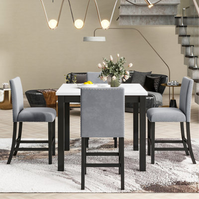 Ensemble de table de salle à manger élégante à hauteur de comptoir avec plateau en faux marbre et chaises en velours