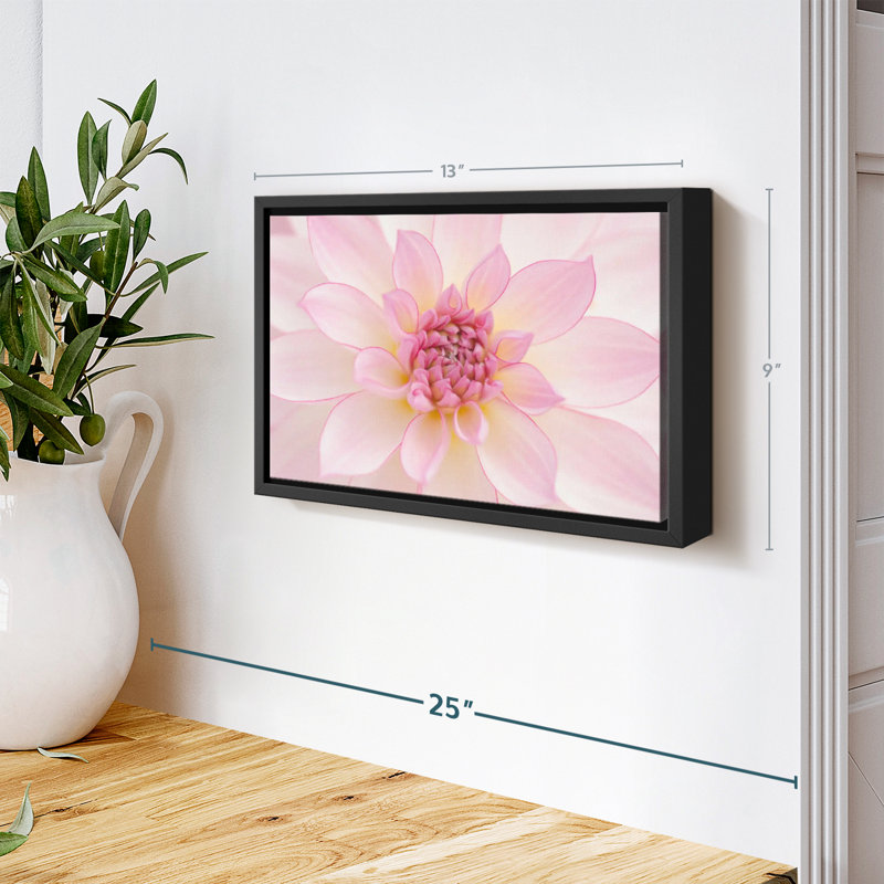 Impression sur toile de pétales rose clair, H 9 po x l 13 po