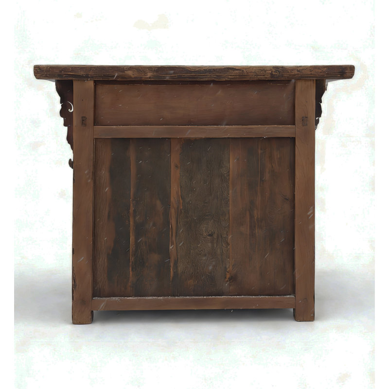 Armoire antique en orme sculpté