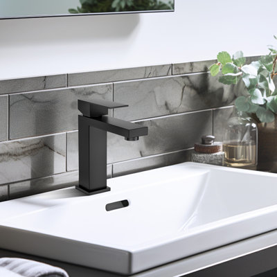 Single-Hole Bathroom Faucet with Drain Assembly
